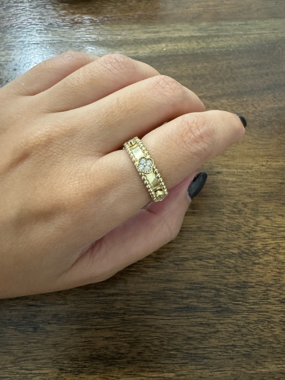 10K Gold Band Whit Flowers